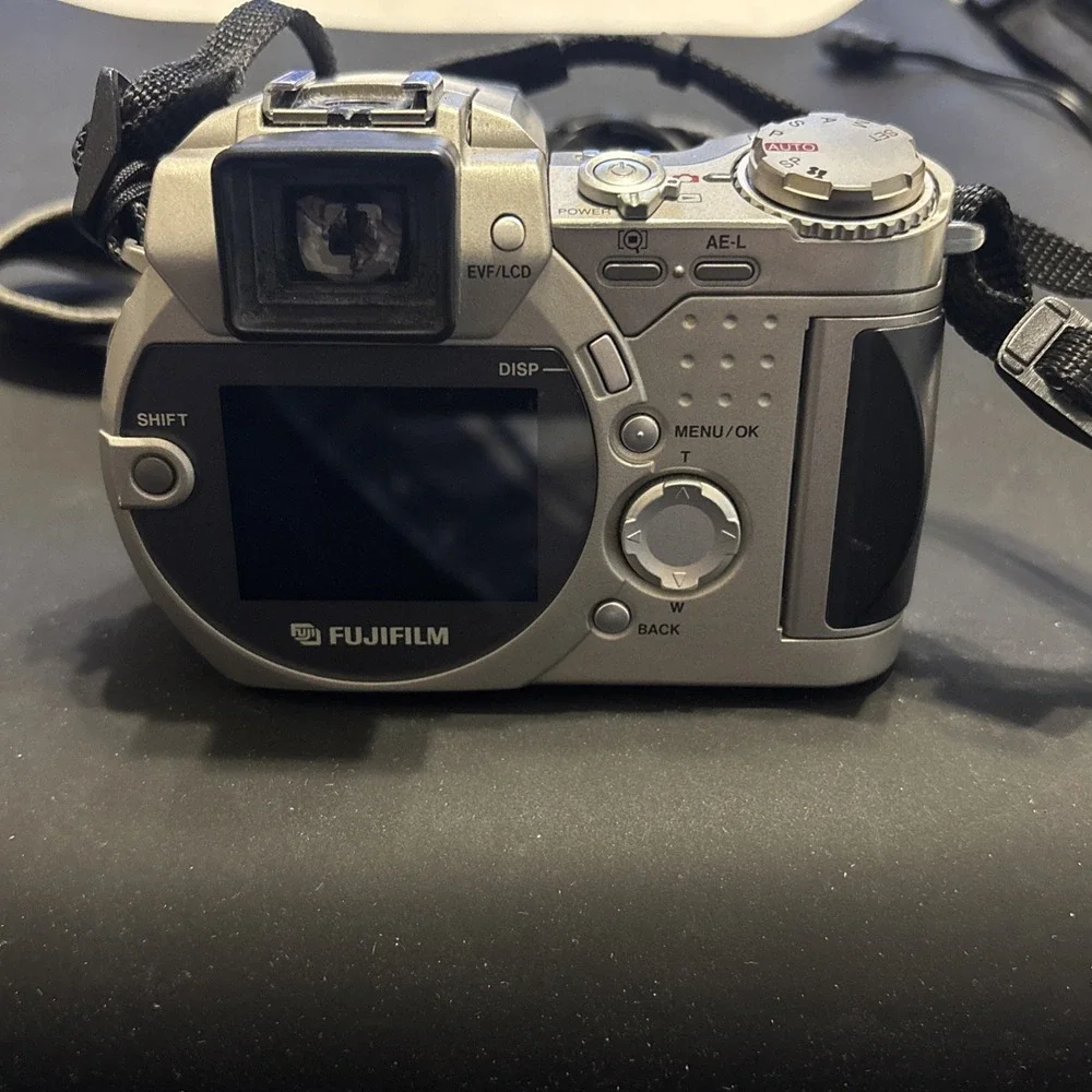 Fujifilm FinePix 4900 Zoom Digital Camera Kit w/ Case Logic TSC-5 Bag